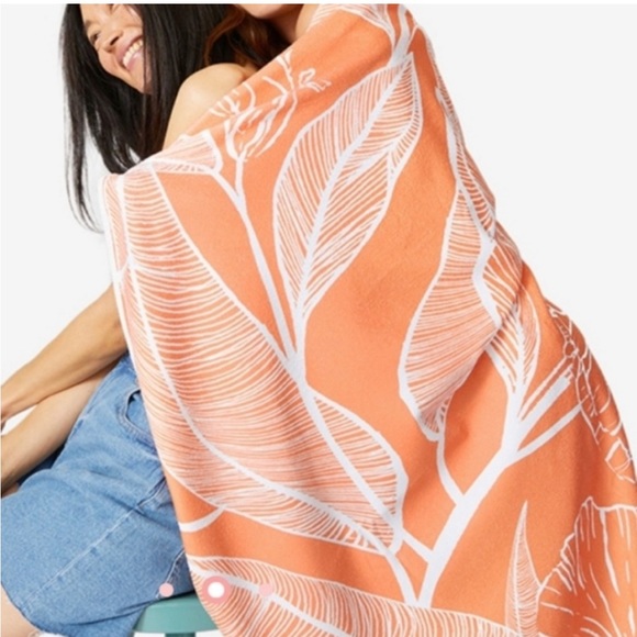 Summer & Rose Orange and White Round Towel for Beach Picnic Outdoor Blanket NWT - Picture 1 of 3